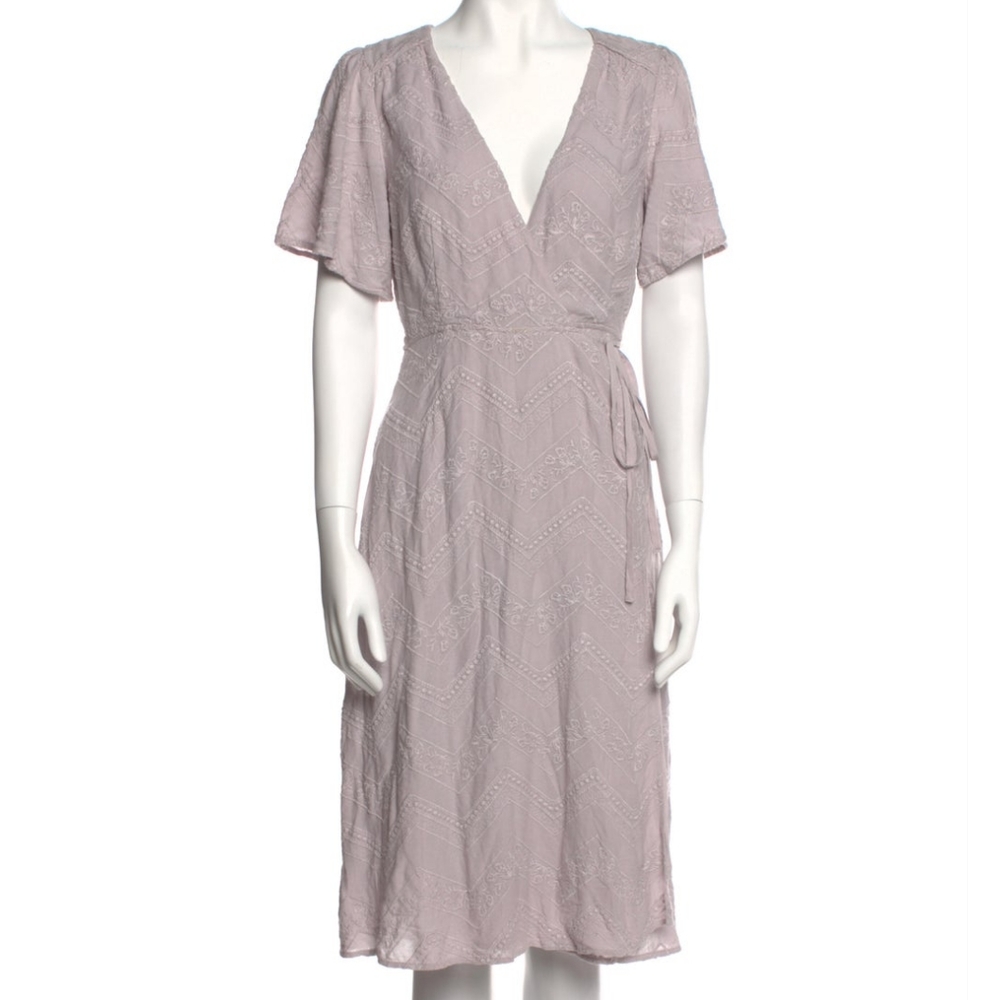ASTR V-neck knee length dress